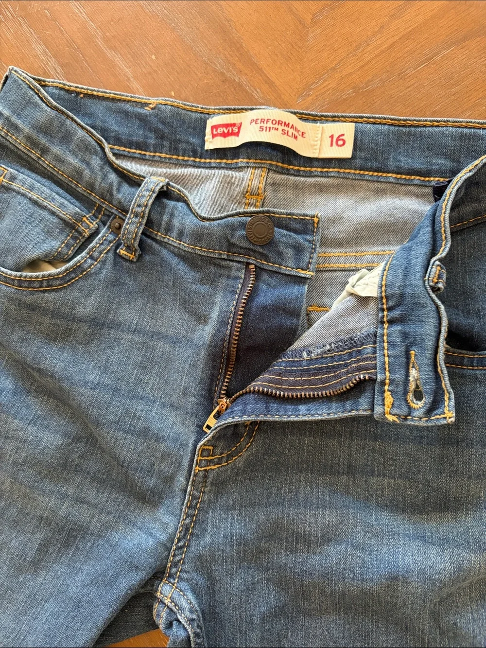 Levis slim straight
